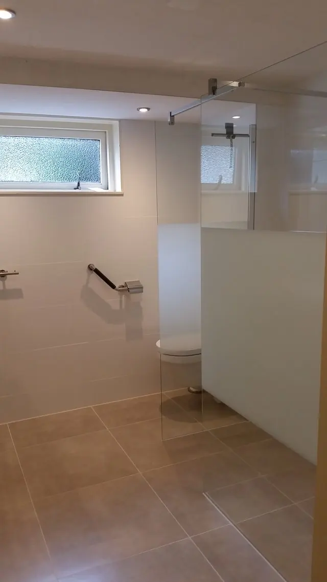 Gerenoveerde badkamer in Mildam met een wastafel met twee kranen, foto 2