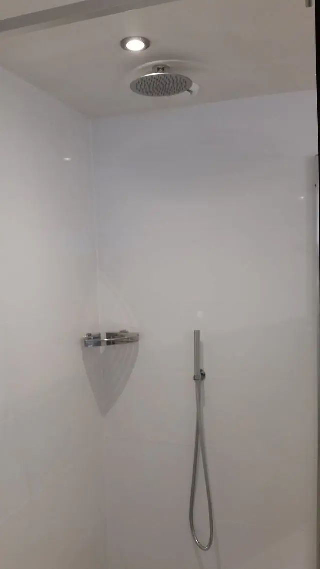 Gerenoveerde badkamer in Mildam met een wastafel met twee kranen, foto 4