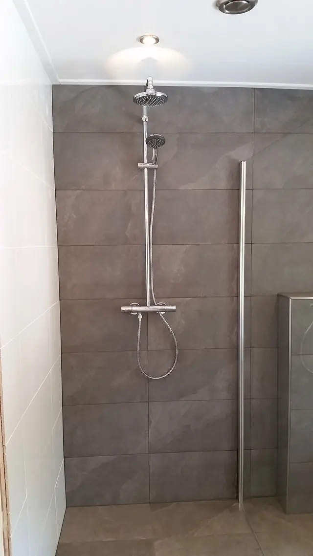 Gerenoveerde badkamer in Heerenveen met een wastafelmeubel en een spiegel, foto 3