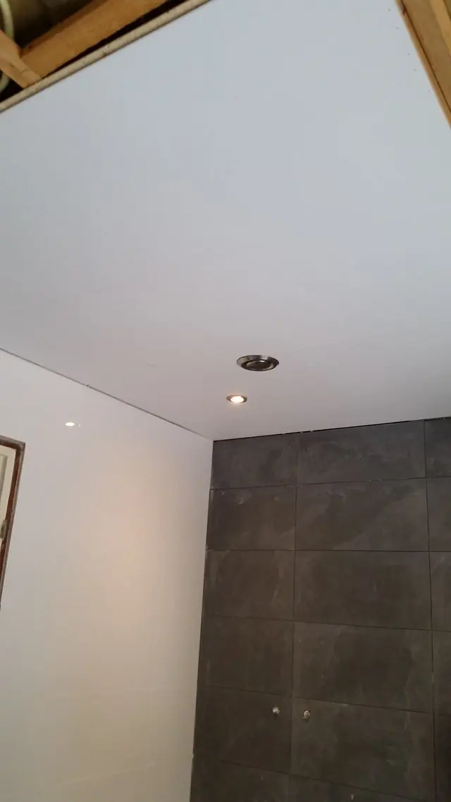 Gerenoveerde badkamer in Heerenveen met een wastafelmeubel en een spiegel, foto 4