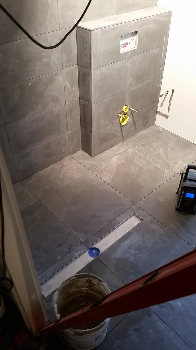Gerenoveerde badkamer in Heerenveen met een wastafelmeubel en een spiegel, foto 5