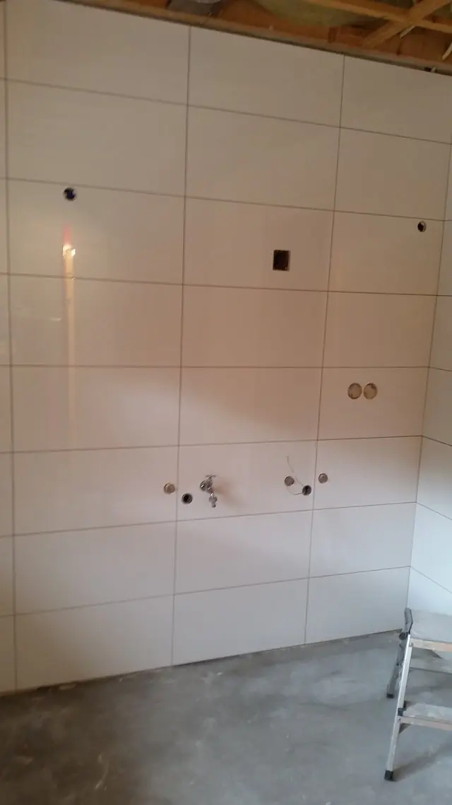 Gerenoveerde badkamer in Heerenveen met een wastafelmeubel en een spiegel, foto 6
