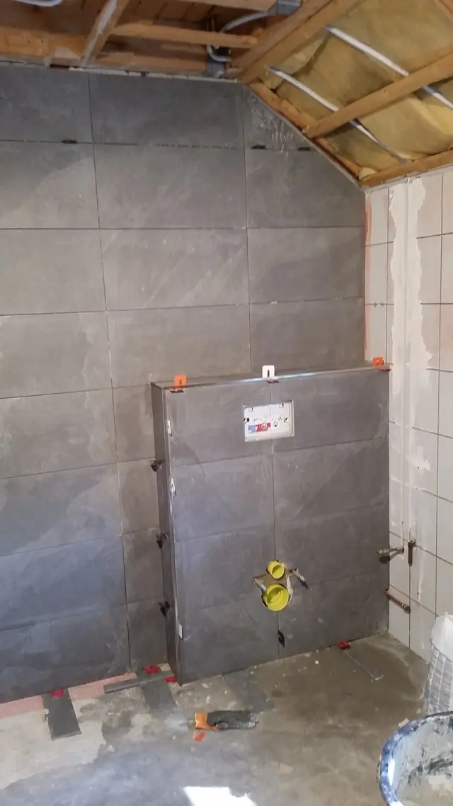 Gerenoveerde badkamer in Heerenveen met een wastafelmeubel en een spiegel, foto 7