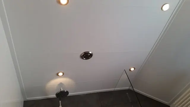 Gerenoveerde badkamer in Heerenveen met een wastafelmeubel en een spiegel, foto 8
