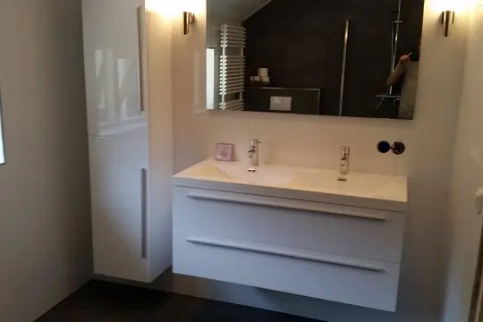 Gerenoveerde badkamer in Heerenveen met een wastafelmeubel en een spiegel