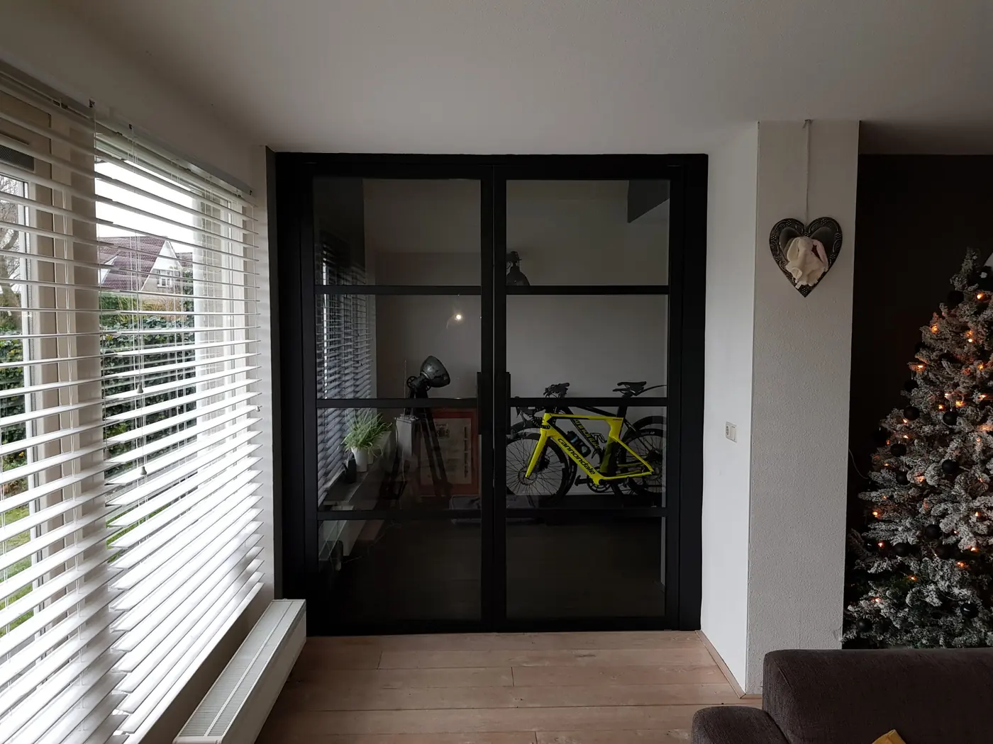 Dubbele houten staal-look taatsdeuren in een woning in Heerenveen