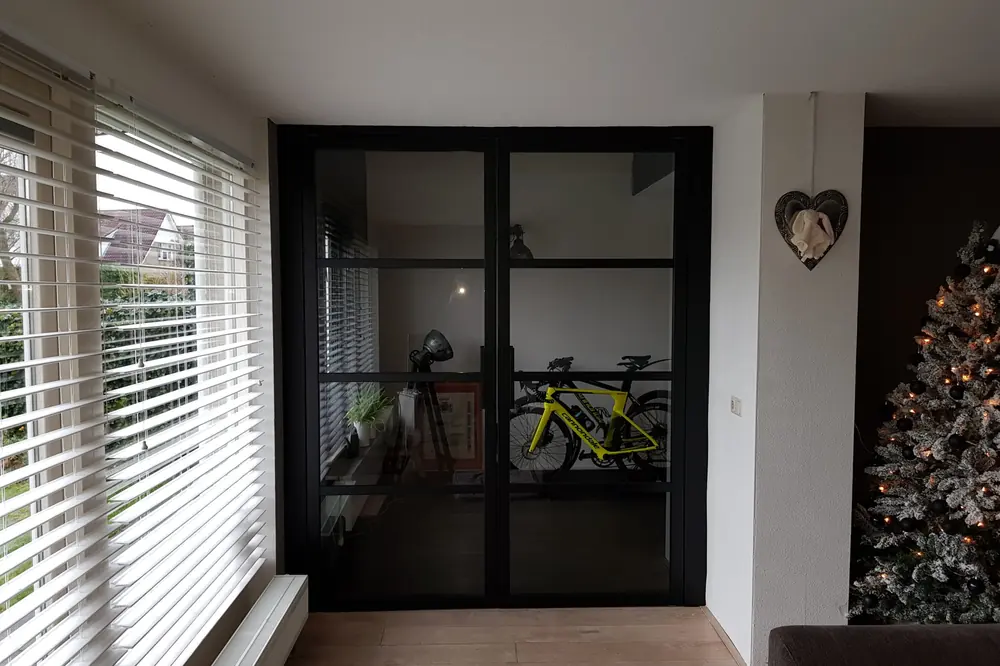 Dubbele houten staal-look taatsdeuren in een woning in Heerenveen