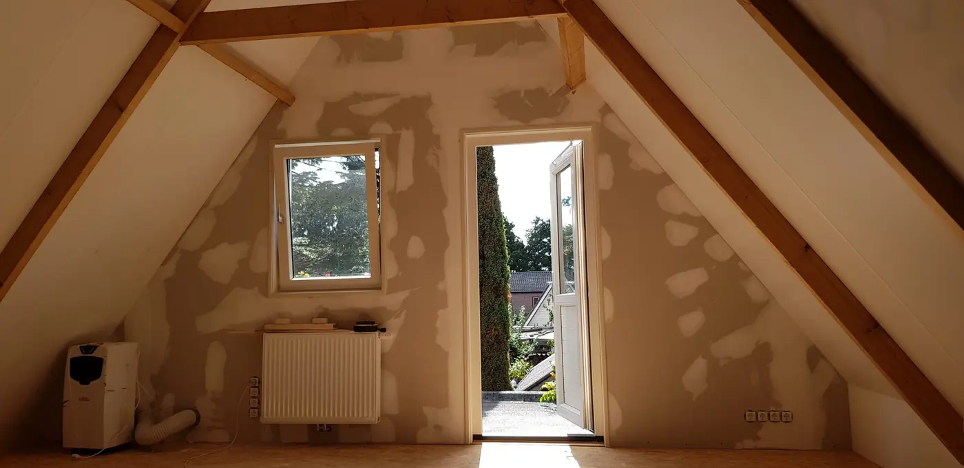 Opgeleverde uitbreiding van de eerste verdieping in Heerenveen, met donkergroene gevelbekleding en een rode deur, foto 12