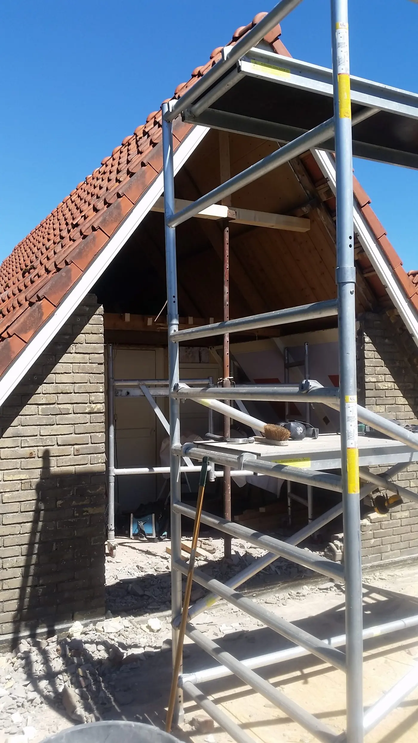 Opgeleverde uitbreiding van de eerste verdieping in Heerenveen, met donkergroene gevelbekleding en een rode deur, foto 4