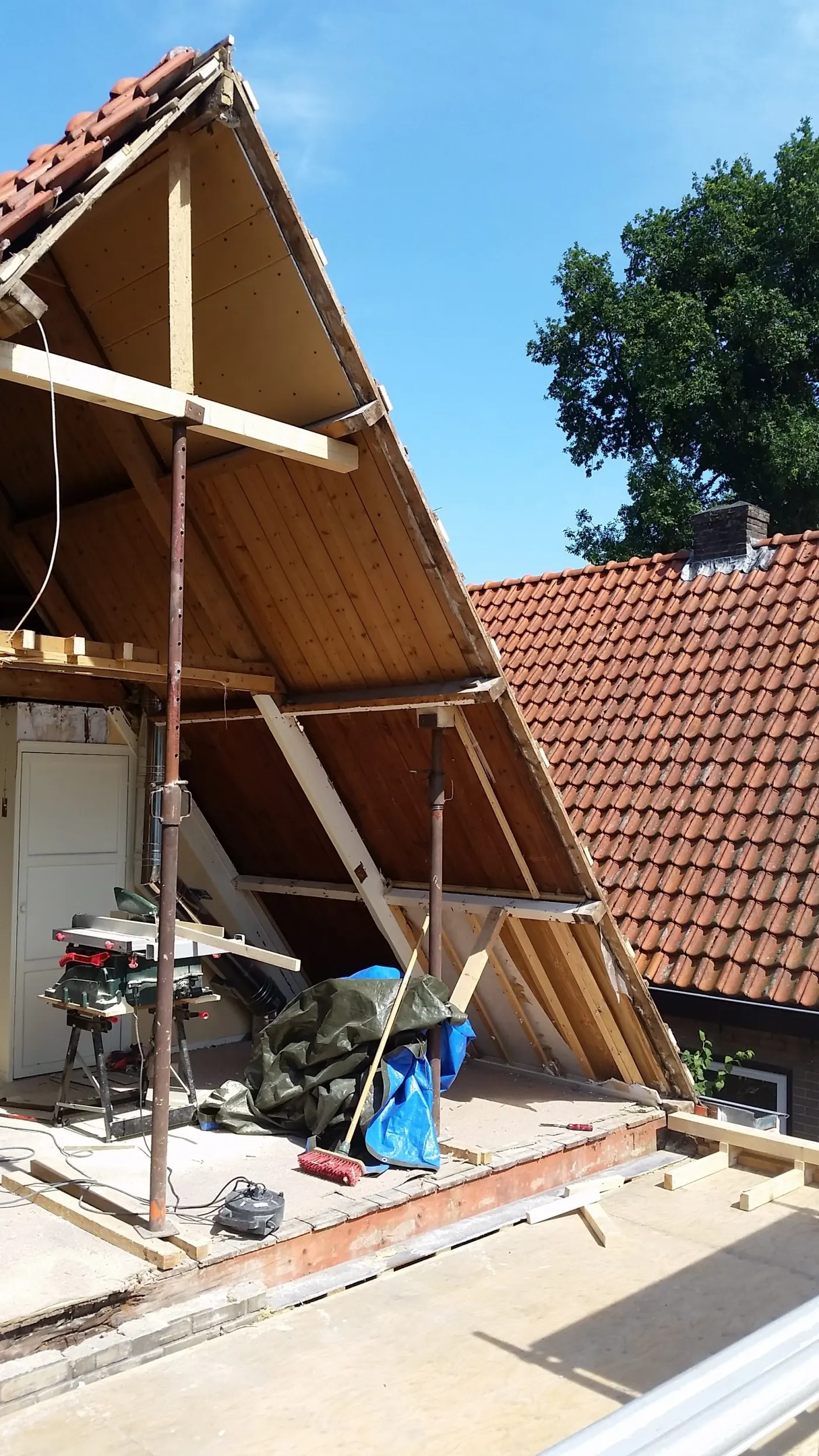 Opgeleverde uitbreiding van de eerste verdieping in Heerenveen, met donkergroene gevelbekleding en een rode deur, foto 5