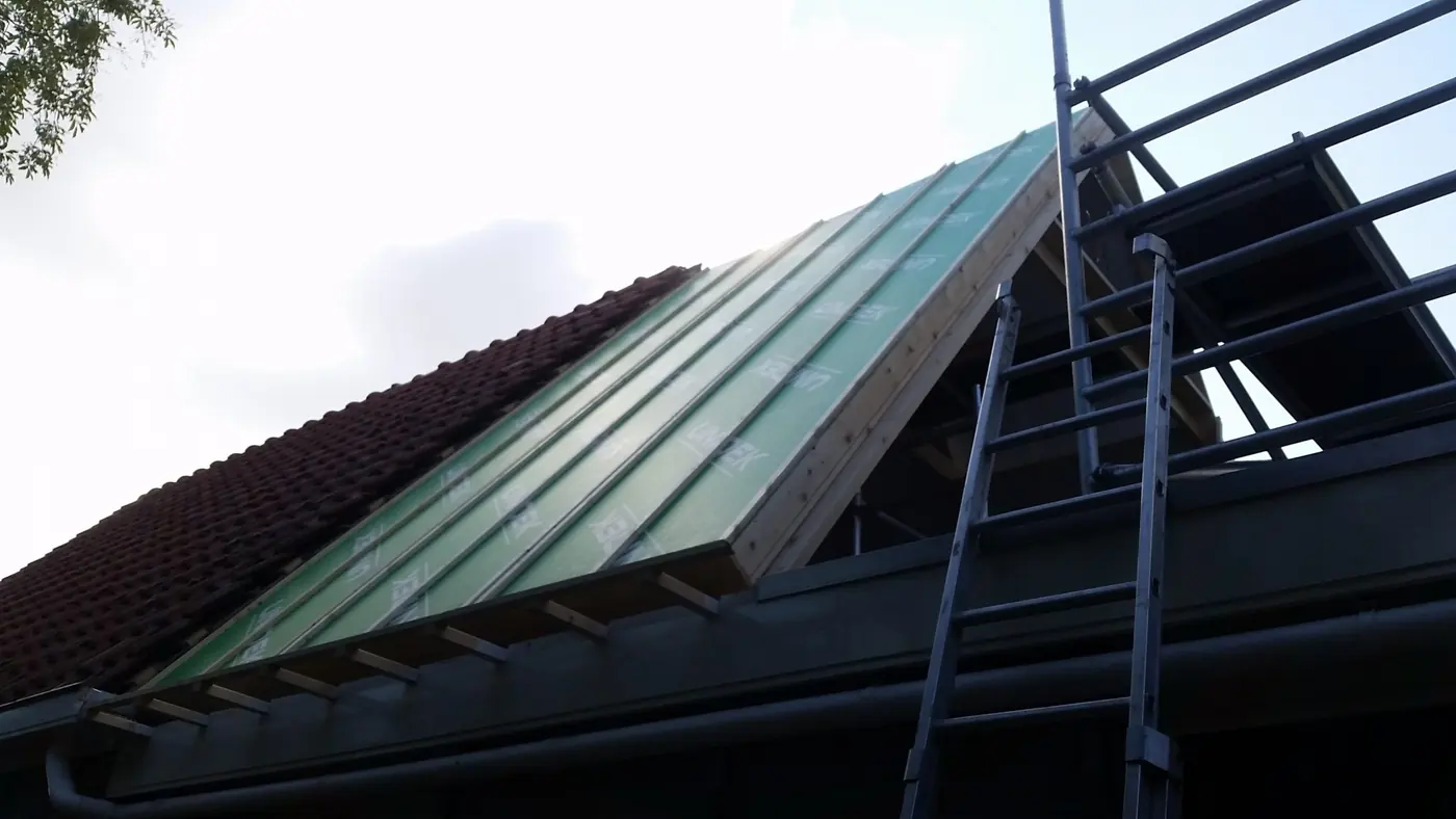 Opgeleverde uitbreiding van de eerste verdieping in Heerenveen, met donkergroene gevelbekleding en een rode deur, foto 7