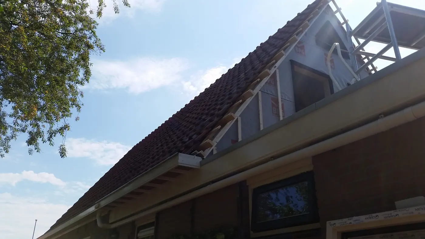 Opgeleverde uitbreiding van de eerste verdieping in Heerenveen, met donkergroene gevelbekleding en een rode deur, foto 8
