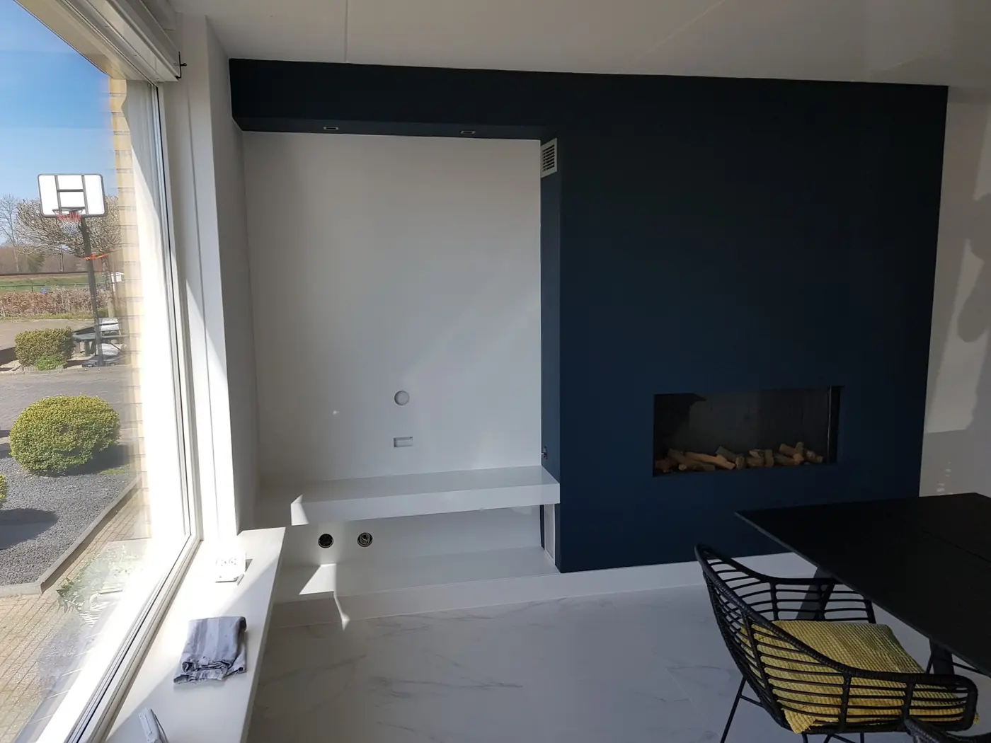Woonkamer in Heerenveen met een nis voor de televisie en een ingebouwde haard