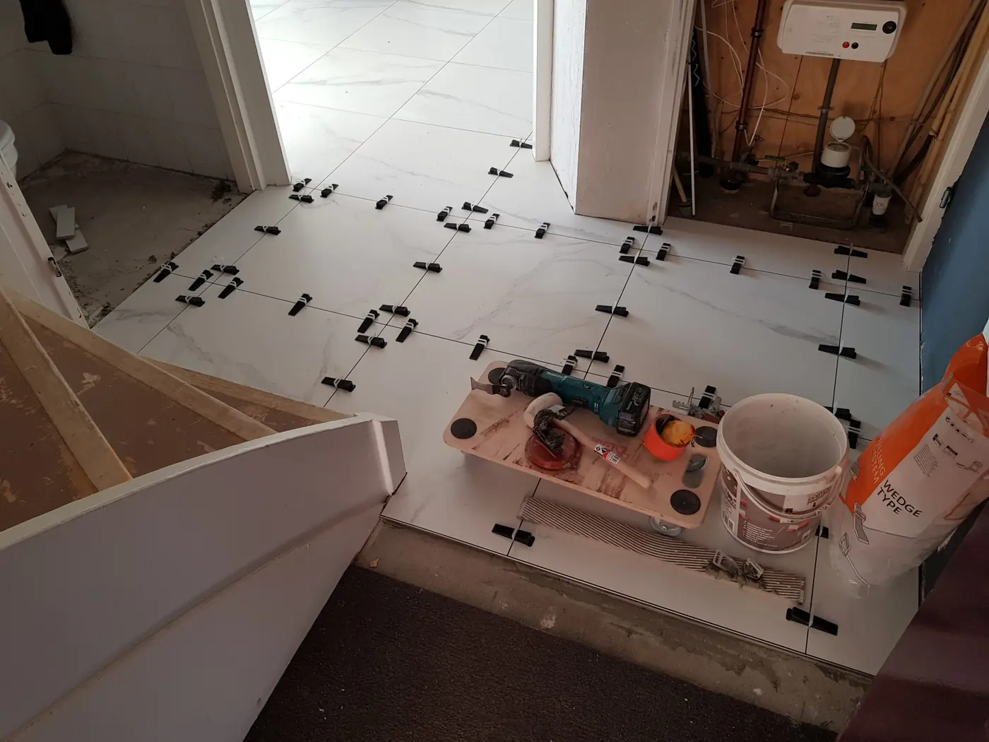 Woonkamer in Heerenveen met een nis voor de televisie en een ingebouwde haard, foto 5