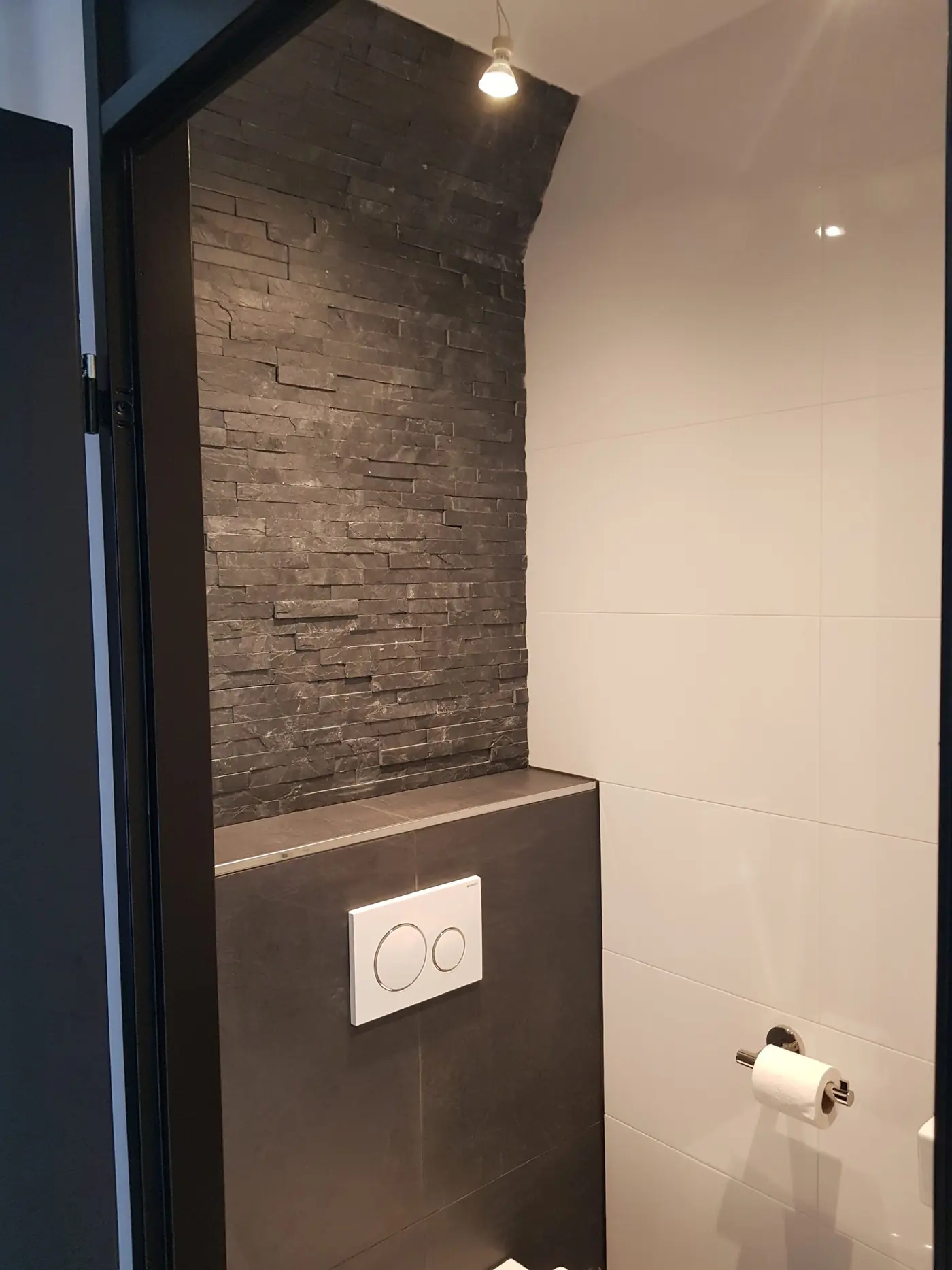 Woonkamer in Heerenveen met een nis voor de televisie en een ingebouwde haard, foto 9